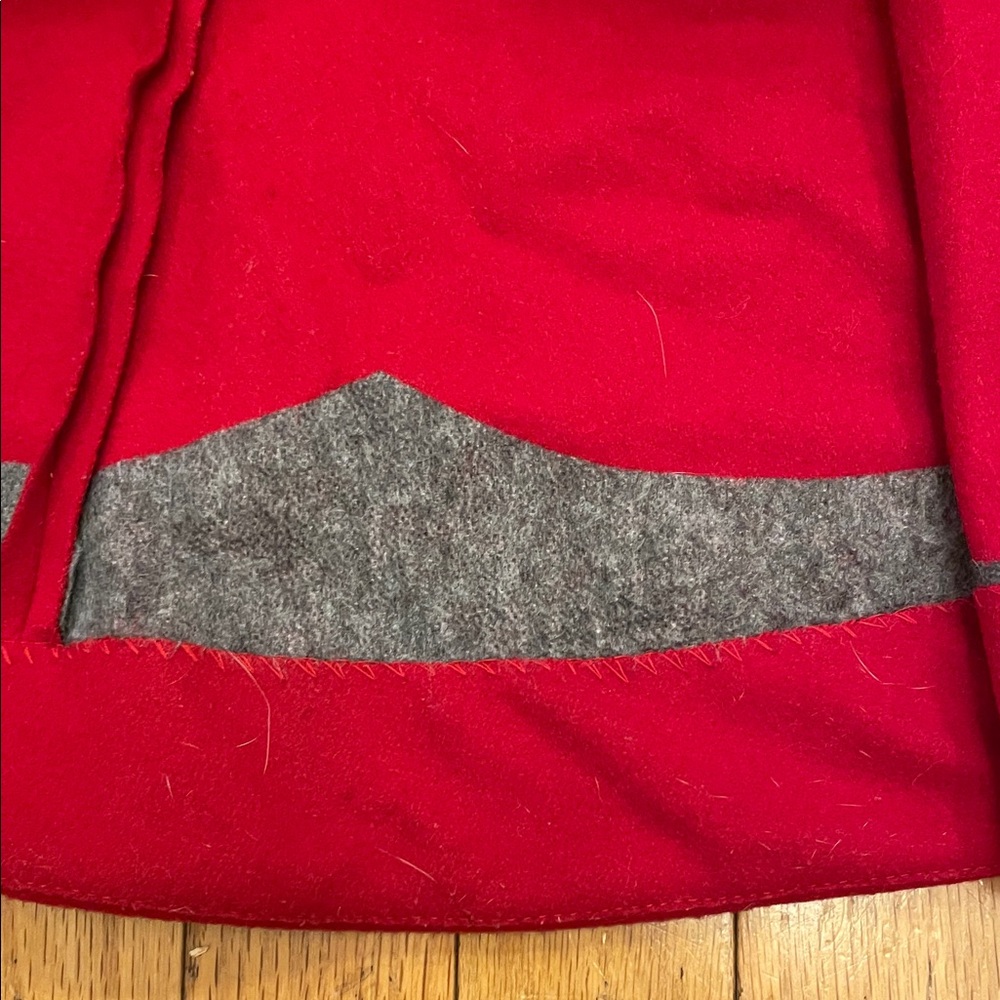 v i n t a g e ::
Red Coat with Black Trim - Picture 3 of 7